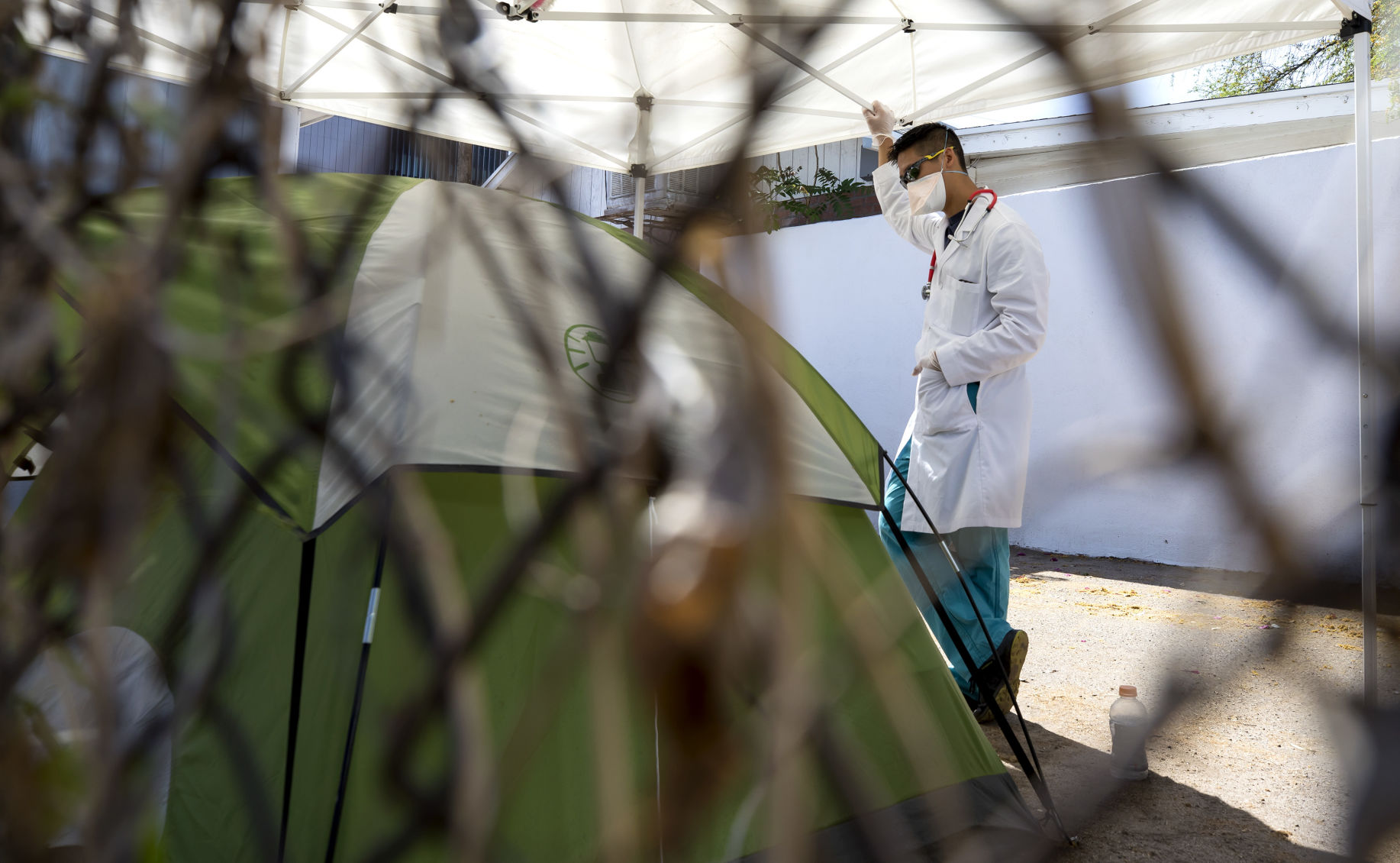 Medical students volunteer to help homeless